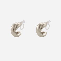 Également disponible en ARGENT
 
Les créoles à clip à trois fils en or offrent un port sûr et confortable. La construction à trois fils se clipse sur l'oreille pour un port ajustable. Parfait pour les soirées ou le style de tous les jours.
MATÉRIAUX
Épais acier inoxydable plaqué or 18 carats avec perles d'eau douce
TAILLE ET POIDS
16 mm de diamètre environ
3,5 g par boucle d'oreille environ.


Aucun piercing requis
Vendu par paire 
Dispose de notre clip en résine signature pour un ajustement ser Gold Cross, Pearl Size, Silver Hoop Earrings, Jewelry Care, Clip On Earrings, Freshwater Pearls, Gold Earrings, Silver Gold, Piercings