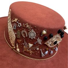 Mexican Handcrafted Boater Hat | La Gitana Ojo Terracotta UNIQUE & HIGHLY detailed Womens wide-brimmed Mexican Artisan wool felt boater hat in Elegant Terracotta color with hand placed faux cristals, faux pearls, & surrounded by a gold-Dipped accessory chain. COMPLETELY made by hand. SIZE See “Size Chart” below, or CLICK HERE DETAILS Sombrero Box Inner-elastic band (comfortable sizing) Upcycled Hats, Boho Hats For Women, Burning Hats, Decorated Hats, Spanish Hat, Girls Crafts, Tooled Leather Handbags, Diy Hats, Hat Inspiration