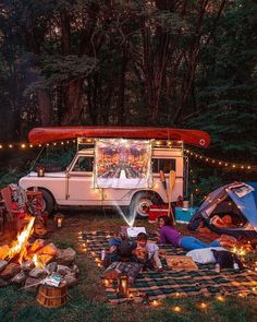 26 Camping Setup Ideas: Gearing Up for the Great Outdoors | Glamping Ideas Camping Date, Romantic Camping, Camping Vibes, Camping Set Up, Adventure Aesthetic, Outdoor Movie, Family Movie Night