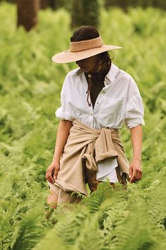 Fashionable and functional, this wide brim straw hat has an open crown to keep your skin protected and your head cool while you work in the garden or sit on the beach. | Open Crown Sun Hat by Terrain, Women's at Anthropologie Sun Hat Outfit, Farming Clothes, Basket Apron, Animals Outfit, Jeans Apron, Summer Beach Hats, Golden Hour Light, Cottage Dress, Garden Gloves