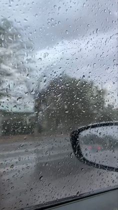 rain drops on the windshield of a car