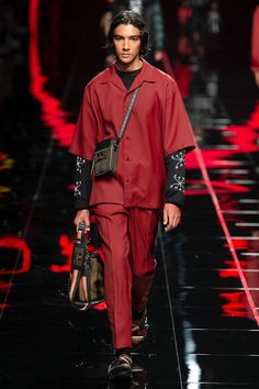 Fendi Spring 2019 Menswear Fashion Show Collection: See the complete Fendi Spring 2019 Menswear collection. Look 14 Fendi Men, Fashion Model Poses, Fashion Nova Outfits, Best Mens Fashion, Fashion Man, Menswear Fashion Show, Kids Fashion Clothes, Mens Wear, Spring Fashion Trends