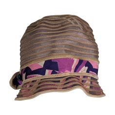 Art Deco cloche hat composed of horizontal bands of light mauve horsehair with an Art Deco printed band of crepe de chine. 1920's USA. Original bakelite hat pin. Brim 1,5 ", Crown 7 ", Band 21" interior. Cloche Art, Cappello Cloche, Straw Cloche Hat, Light Mauve, Art Deco Print, Hermes Kelly Bag, Bracelet Love, Turban Hat, Shopping Photography