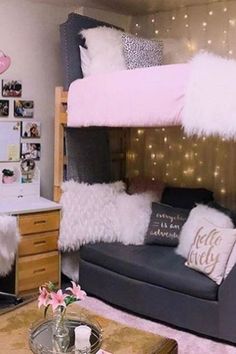 girls dorm room Best Dorm Rooms, Girl Dorm Room Ideas, Dorm Room Ideas Lofted Bed, Black And White Dorm, Dorm Room Wall Decor Ideas, Cozy Kitchen Ideas, Girl Dorm Room, Lofted Bed, College Dorm Room Inspiration