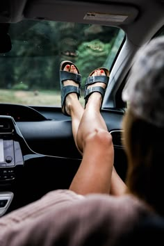 Travel Outfit Summer Road Trips, Summer Vibes Adventure, Estilo Hippy, Travel Outfit Summer, Summer Road Trip, Birkenstock Florida, Adventure Is Out There, Into The Wild, Travel Outfit