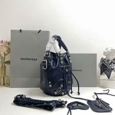 Balenciaga 's popular "Le Cagole" series is a modern interpretation of its "City" handbags - reshaped into a bucket bag design to inject a new soul into it. The large size adds two round top handles, combining classic and Modern trends are perfectly integrated. On the basis of retaining the original DNA of the motorcycle bag's flat rivets, delicate buckles and tassel zippers, it adds adjustable woven shoulder straps and a cute and playful heart-shaped mirror, which perfectly softens the neutral temperament of the original version. .
Original burst sheepskin imported from Italy (explosion fine lines can be seen)
Large Size: 30*23*17cm Shaped Mirror, Motorcycle Bag, Lv Purse, Lv Shoes, Gucci Bamboo, Lv Handbags, Orange Bag, Round Top, Lv Belt