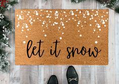 Let It Snow Christmas Doormat with black text and falling snow design. Diy Christmas Door, Door Mat Diy, Xmas Theme, Winter Porch, Winter Door, Falling Snow, Christmas Doormat, Christmas Rugs, Layered Rugs