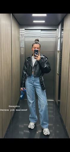 Oysho Outfits, Outfits Con Jeans, Jacket Outfit Women, Blue Jean Outfits, Uni Outfits, Leather Jacket Outfits, Outfit Inspiration Fall, Basic Outfits