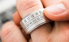 Hier sind die 23 angesagtesten Geschenke für 2022 His Wedding Band, Band Inspiration, Ring Clock, Gizmos And Gadgets, Cool Rings For Men, Bedroom False Ceiling, Modern Lighting Chandeliers, Starburst Necklace, Store Hacks