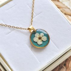 This is beautiful and elegant handmade jewelry, perfect gift for birthday or your beloved girlfriend for date.
Unique jewelry handmade with resin epoxy an dried flowers. This lightweight and cute necklace is for everything occassion. Night Date, Sparkly Jewelry, Floral Pendant, Statement Pendant, Floral Necklace, Royal Jewelry, Cute Necklace, Gift For Birthday, Jewelry Handmade