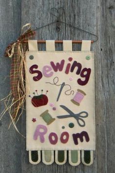 My Sewing Room Pattern Sewing Machine Quilt Block, Mini Wall Hanging, Quilt Room, Craft Spaces, Wool Wall Hanging, Sewing Machine Quilting, Challenge Ideas, Wool Applique Patterns, Felted Wool Crafts