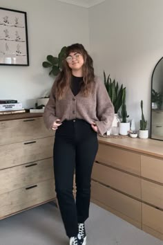 Midsize Fall Office Outfits, Edgy Outfits Work, Outfits Invierno Curvy, Mid Size Outfits Winter, Winter Curvy Outfits, Curvy Office Outfit, Manali Aesthetic, Black Business Casual Outfits, Casual Corporate Outfits