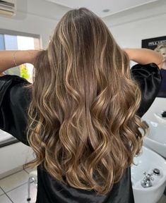 Oásis Cabelo & Arte on Instagram: "Castanho iluminado ✨ Agendamentos e informações pelo WhatsApp (19) 99737-1993 . . . #morenailuminada #castanhoiluminado #morena #newhair #hairstyle #haircut #instahair #hairdesign #haircolor #hair #beleza #sp #sbo #santabarbaradoeste #americanasp #americana #limeira #piracicaba #sumare #novaodessa #campinas #cabelo #oasiscabelos" Wavy Blonde Highlights, Light Brunette Hair, Rambut Brunette, Honey Brown Hair, Brown Hair Looks, Dreamy Aesthetic, Brown Hair Inspo, Brunette Hair With Highlights, Brown Hair With Blonde Highlights