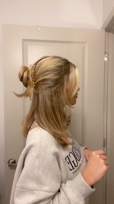 Hairstyle With Claw Clip, Hairstyles Tiktok, Half Up Hairstyle, Blonde Hair Inspiration, Blonde Hair Looks, Half Up Hair