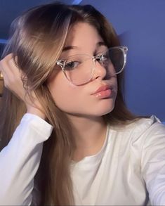 Pretty Girl Glasses Aesthetic, Spex Frames For Girls, Cute Girls With Glasses Aesthetic, Chashma Frame Girl, Pretty Glasses Frames, Girls With Glasses Aesthetic, Girl Glasses Aesthetic, Girl With Glasses Aesthetic, Eye Glasses Aesthetic