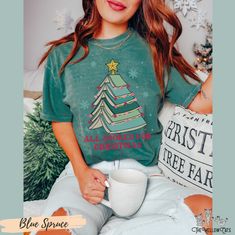 Bookish Christmas Librarian Comfort Colors® Tee Merry Bookmas - Etsy Bulgaria Book Lover Gift Ideas, Christmas Outfit Ideas For Women, Festive Attire, Winter Designs, Lover Gift Ideas, Cute Christmas Shirts, Christmas Outfit Ideas, Jolly Santa, Christmas Favorites