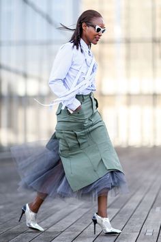 Day 2 - Cosmopolitan.com Sacai Outfit Street Styles, White Blouse Street Style, Michelle Elie, Style Vert, Fashion Shirts, Paris Fashion Week Street Style, Street Style Trends, Estilo Chic, Paris Street Style