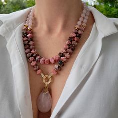 Rose quartz rhodonite layered necklace with pendant. Chunky statement natural gemstone beaded necklace for women. Large pink gold handmade necklace with gemstone. Bohemian bright necklace in gold color are suitable for an casual look, evening look and for a holiday. These necklace will be a good Christmas, anniversary, wedding or birthday gift for women, mom, wife, girlfriend, sister or daughter. Women's necklace with natural stone. It emphasizes the beauty of your neck and adds charm to your lo Collar Rosa, Handmade Gold Necklace, Bright Necklace, Large Bead Necklace, Long Necklace Boho, Traditional Indian Jewellery, Necklace Mom, Art Necklaces, Gemstone Beaded Necklace