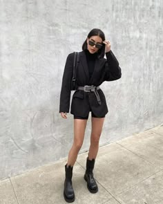 Bikers Outfit, Cycling Shorts Outfit, Biker Shorts Outfit, Chique Outfits, Monochrome Fashion, Black Outfits, Blazer Outfits