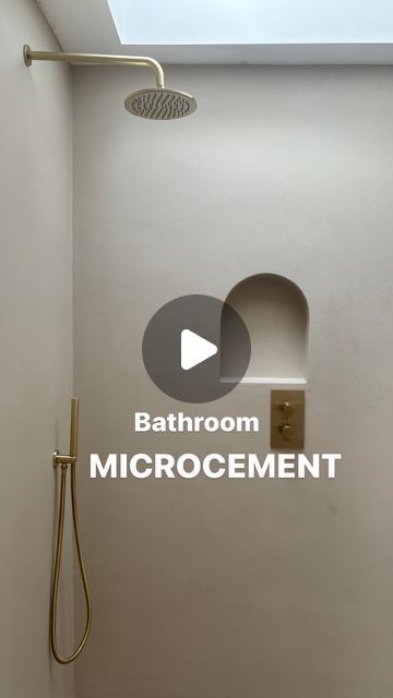 Amy Jones | on Instagram: "AD | our MICROCEMENT journey 🚽🚿🌾🤍✨  As mentioned previously, we knew from day 1 we wanted a specific look with our bathroom, as we were inspired by one we saw in Thailand. When we stumbled upon microcement, we fell in love and knew it was EXACTLY what we needed to achieve our dream bathroom ☁️🪨🤍  Firstly… WHAT is microcement? ⬇️  • Microcement is a seamless surface finish, which offers a unique alternative to tiles & other traditional surfaces. It is applied continuously by hand-trowel,  eliminating the need for joins or grout lines. 🪄   The cement-based finish is incredibly strong, durable and waterproof. It can be applied to a wide range of substrates creating seamless floors, walls, bathrooms, wet rooms and worktops.  Why WE chose Relentless Microcement Micro Cement Bathroom Ideas, Small Cement Bathroom Ideas, White Concrete Bathroom, Bathrooms With Microcement, Cement Bathroom Walls, Seamless Bathroom, Cement Walls Bathroom, Cement Shower Ideas, Cement Bathrooms