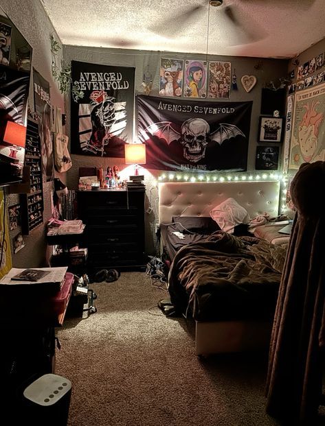 Grunge Style Bedroom, Heavy Metal Bedroom Ideas, Small Grunge Room, Bedroom Inspo Grunge, Metal Room Aesthetic, Alt Bedroom Aesthetic, Emo Bedroom Aesthetic, Emo Room Aesthetic, Punk Room Ideas