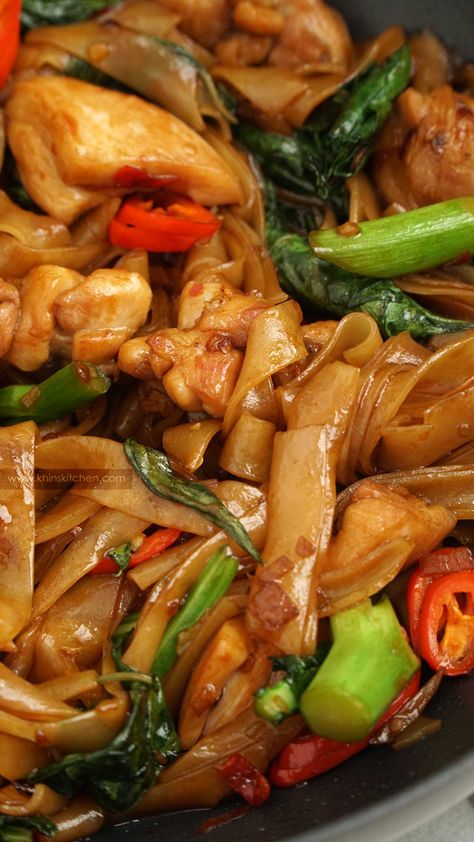 Thai Drunken Noodles (pad Kee Mao), Thai Pad Kee Mao Recipe, Pad Kee Mao Recipe Drunken Noodles, Spicy Noodles With Chicken, Thai Recipes With Rice Noodles, Chew Main Noodles, Thai Flat Noodles Recipe, Homemade Drunken Noodles, Pork Drunken Noodles