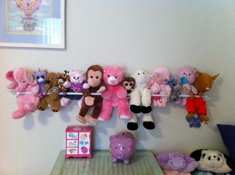 Great idea for displaying stuffed animals. All you need is a curtain rod! Thanks to Auntie Kathryn! Stuffie Display, Stuffed Animal Displays, Baby Toy Storage, Soft Toy Storage, Kids Organization, Murphy Bed Ikea, Pet Organization, Murphy Bed Plans, Girls Rooms