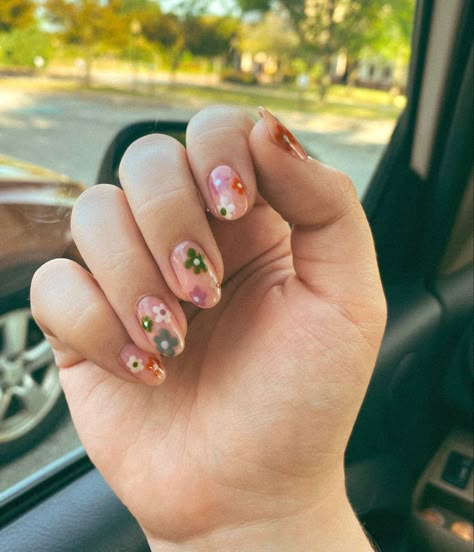 70s Nails Retro Square, Groovy Gel Nails, 1960s Nails Manicures, Boho Flower Nails, Boho Birthday Nails, Boho Gel Nail Designs, Abba Nails Ideas, Retro Fall Nails, Boho Chic Nails