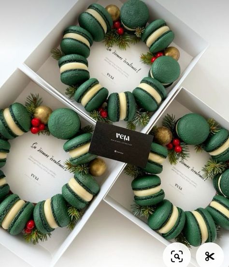 Macaroons Gift Ideas, Christmas Confectionary Ideas, Christmas Patisserie Ideas, Dessert Gift Box Ideas Diy, Macaron Gift Box Ideas, Macaron Wreath Christmas, Chinese New Year Macaron, Christmas Macaron Ideas, New Years Macarons