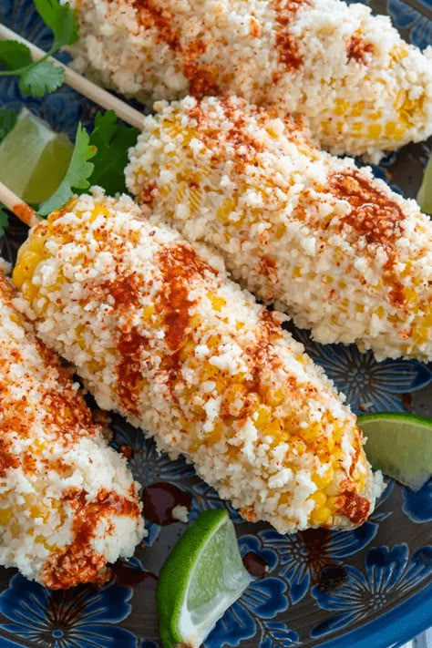 A quintessential Mexican snack, elotes is a traditional street food made with roasted corn. #Mexico #Foodie #May Authentic Elote Recipe, Easy Elote, Corn Elote Recipe, Mexican Corn On The Cob, Mexican Corn Recipes, Tartiflette Recipe, Elote Recipe, Salad Avocado, Mexican Street Food