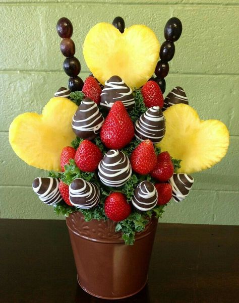 Edible Arrangements Diy, Fruit Bouquet Diy, Fruit Bouquet Ideas, Edible Fruit Arrangements, Fruit Bouquet, Chocolate Covered Strawberries Bouquet, Fruit Creations, Edible Bouquets, Diy Edible