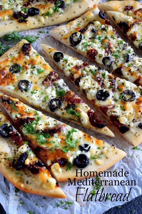 Homemade Mediterranean Flatbread - Fast, easy, and delicious Homemade Mediterranean Flatbread-style pizza in less than thirty minutes! Simply change the toppings to suit your preferences!  #flatbread #pizza #homemade #Mediterranean #meatless #vegetarian Mediterranean Flatbread Pizza, Mediterranean Flatbread, Mediterranean Diet Recipes Dinners, Naan Pizza, Pizza Flatbread, Easy Mediterranean Diet, Cinnamon Raisin Bread, Easy Mediterranean Diet Recipes, Mediterranean Meals