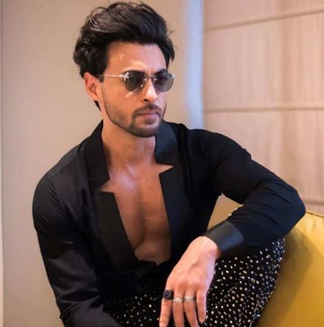 Actor Aayush Sharma, clocks five glorious years in film industry, he made his acting debut with Loveyatri, which also starred Warina Hussain, takes to his social media and pens a powerful note.Sharing a video post on his social media, Aayush Sharma wrote, “So I completed 5 years in the industry today, 5th October 2018 Loveyatri released and wow what a journey it has been. Somebody rightly said that your first film is always going to be special, hits and flops will keep happening but nothing c... Aayush Sharma, Warina Hussain, South Star, I Am The One, Film Industry, Big Screen, On Set, A Video, Acting