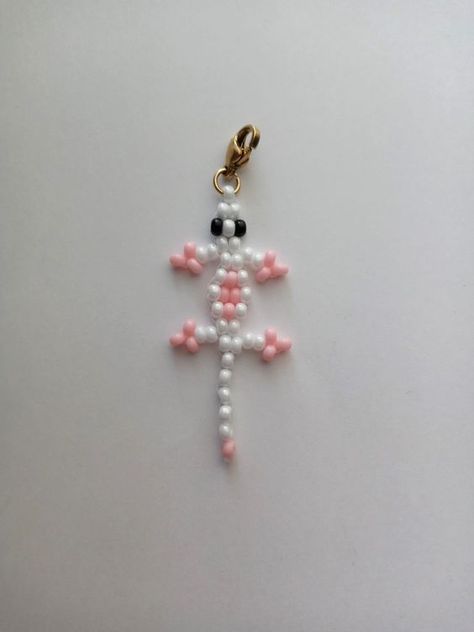 Pink and White Beaded Lizard Keychain #BeadingPatterns #BeadPattern #BeadPatternsFree #BeadPatternIdeas Seed Bead Lizard, Seed Beads Keychain, Bead Keychain Diy Pattern, Seed Bead Keychains, Turtle Bead Pattern, Seed Bead Animals Patterns, Keychain Craft Ideas, Keychain Ideas Beads, Beaded Lizard Keychain