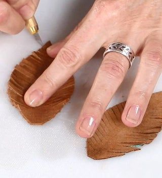 Diy Leather Feather Earrings, Leather Cuff Bracelet Diy, Usa Crafts, Feather Earrings Diy, Cuff Bracelets Diy, Feather Cuff Bracelet, Feather Keychain, Diy En Cuir, How To Make Leather