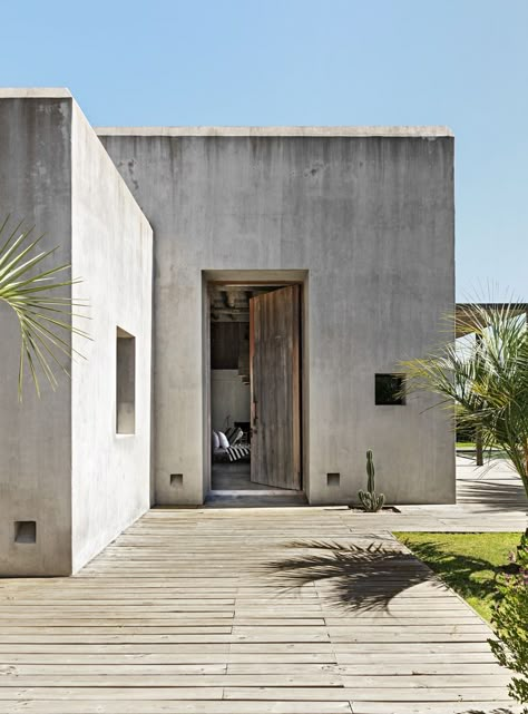 A concrete vacation home provides a gorgeous contrast against the blossoming palm trees and rolling land. Modern Concrete Homes, Modern Home Plans, Cement House, Concrete Homes, Rustic Home Interiors, Concrete Houses, Rustic Homes, Rural House, Concrete Home