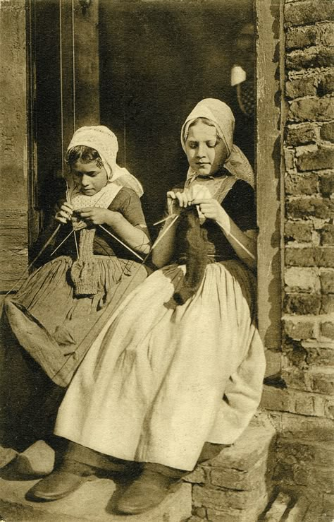 Postcard of Dutch girls knitting published by Utig F. B. den Boer, Middelburg, Holland, 1909. Vintage Photos Of People, Knitting Images, Knitting Pictures, Vintage Foto's, Knitting Art, Knitting Humor, Dutch Girl, Knit Art, Tableau Art