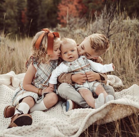 Baby And Sibling Photography, Boho Sibling Photoshoot, Siblings Family Photos, Simple Sibling Photoshoot, Small Siblings Photoshoot, Family With 4 Kids Photoshoot, Family Of 5 Photography Poses, 3 Kid Poses Sibling Pics, 3 Siblings Photography Poses Newborn