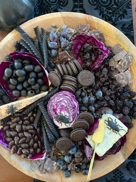 Spooky Platter Ideas, Dark Charcuterie Board Ideas, Upscale Halloween Party Food, Black Party Food Snacks, Dark Halloween Food, Black Food For Halloween, Halloween Food Plater, Black Halloween Food Ideas, Spooky Garden Party