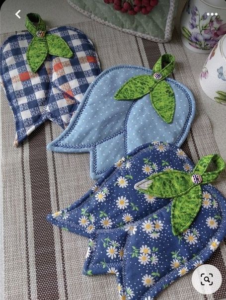 Community wall photos – 32,768 photos | VK Quilted Potholder Pattern, Quilted Coasters, Diy Sewing Gifts, Mug Rug Patterns, Quilted Potholders, Sewing To Sell, Potholder Patterns, Sewing Machine Projects, Cute Sewing Projects