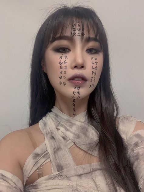 Mummy Makeup, Kpop Costume, Mummy Halloween Costume, Maquillage Halloween Simple, Teknik Makeup, Halloweenský Makeup, I Dle, Mummy Costume, Halloween Makeup Pretty