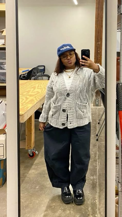 Cozy Outfit Women, Puffy Pants Outfit, Fat Outfit Ideas, Rain Outfit Aesthetic, Plus Size Cardigan Outfit, Balloon Jeans Outfit, Balloon Pants Outfit, Fat Girls Outfit Ideas, Cardigan Outfit Black Women