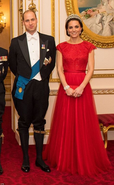 The Duke and Duchess of Cambridge beamed as they posed for a portrait ahead of the evening reception Cambridge Christmas, Princess Diana Tiara, Diana Tiara, Kate Middleton Stil, Moda Kate Middleton, Vévodkyně Kate, Style Kate Middleton, Duchesse Kate, Düşes Kate