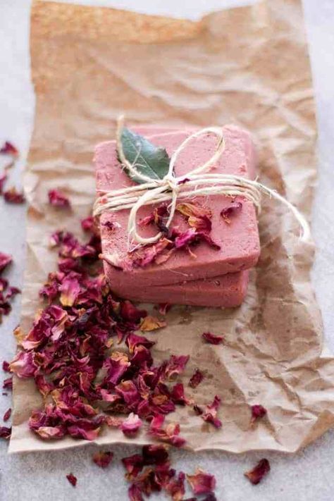 12 Homemade Soap Recipes That Are Beautiful DIY Gift Ideas - XO, Katie Rosario Pink Soap Bar, Soap Photography, Savon Diy, Diy Soap Recipe, Săpunuri Handmade, Handmade Soap Recipes, Pink Soap, Hello Glow, Diy Soaps