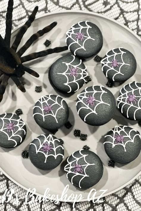 Halloween macarons made with black ingredients such as black sesames and black cocoa powder. Top these with spider webs and spiders and you have a great dessert for a party! Spider Macarons, Spooky Macarons, Autumn Macarons, Black Macarons, Halloween Macaroons, Macaron Designs, Halloween Macarons, Ginger Cakes, Dessert For A Party