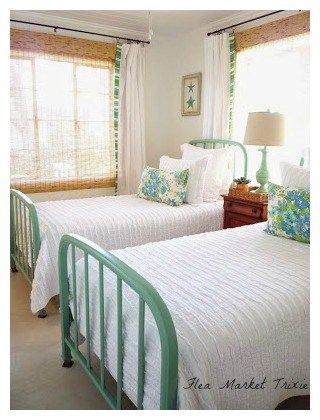 Cottage Twin Bedroom, Beach Interior Design, Hamptons Decor, Deco Champetre, Beach House Bedroom, Two Twin Beds, Twin Bedroom, Cottage Furniture, Twin Beds