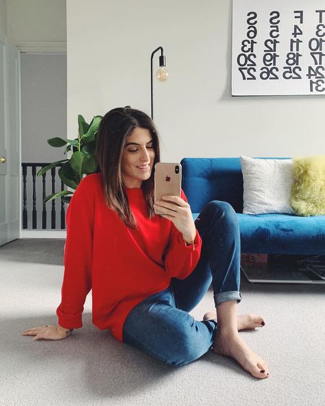 Lily Pebbles on Instagram: “Hello Sunday 👋🏼 Just had the most delicious scrambled eggs on a bagel courtesy of chef Rich, I’ve put on the most comfortable oversized…” Lily Pebbles, Hello Sunday, Scrambled Eggs, Put On, Chef, Lily, Mirror Selfie, On Instagram, Instagram