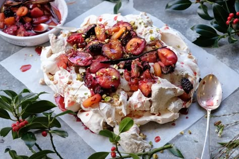 Tart London: How to make a spiced winter pavlova | London Evening Standard | Evening Standard Caramelized Fruit, Indian Night, Great British Food, Christmas Pudding Recipes, Spiced Fruit, Pavlova Recipe, Gluten Free Dessert, Festive Desserts, Taste And See