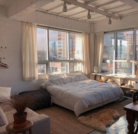 Cozy New York Bedroom, Big Room Aesthetic, Bedroom Nyc, Balcon Mic, New York Bedroom, Aesthetic Rooms, Dream Apartment, House Room, Cozy Room