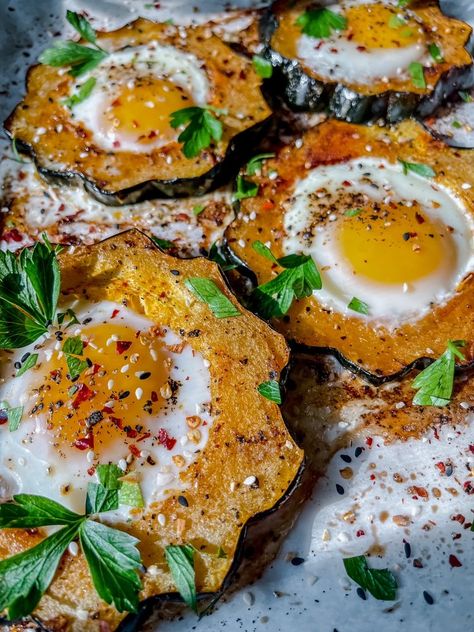 Acorn Squash Egg-In-A-Hole — All Types Of Bowls Acorn Squash Egg In The Hole, Whole 30 Acorn Squash Recipes, Paleo Acorn Squash Recipes, Paleo Acorn Squash, Types Of Bowls, Healthy Food Recipies, Vegan Mac N Cheese, Breakfast Paleo, Food Egg